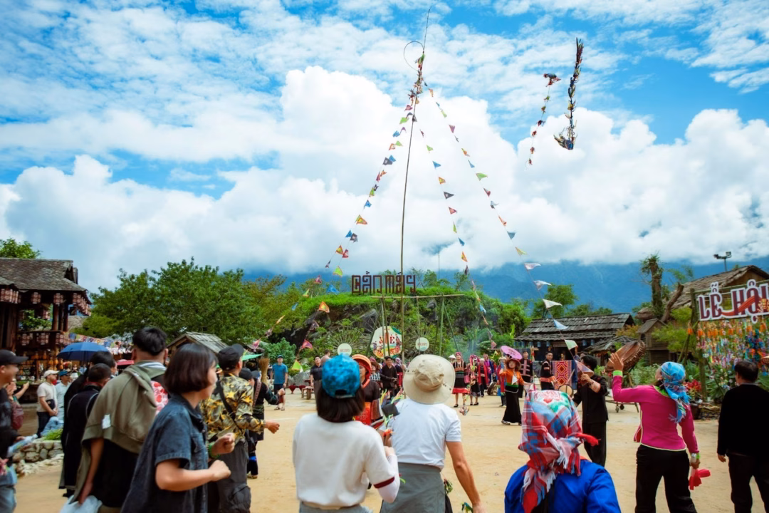 Lễ hội Xòe Fansipan: Khám phá văn hóa độc đáo Tây Bắc tại Sun World Fansipan Legend Bản Mây còn tưng bừng với hàng loạt trò chơi dân gian như kéo co, ném còn, đua cà kheo, đu dây… khiến cả người lớn lẫn trẻ nhỏ đều háo hức nhập cuộc.