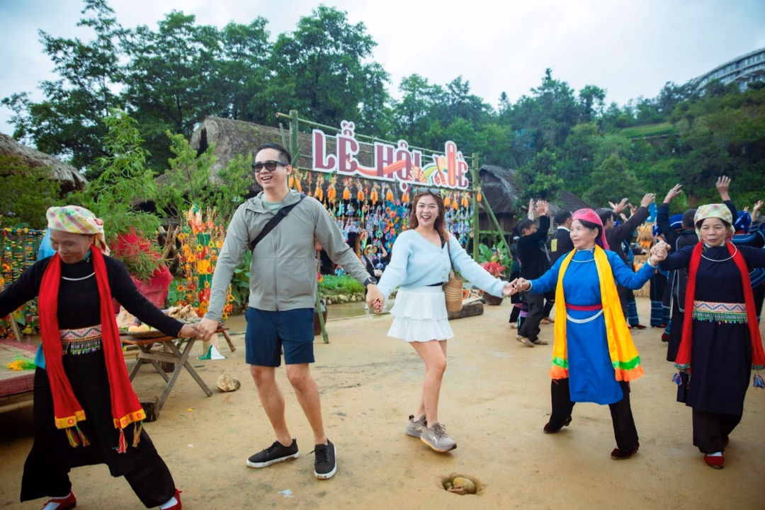 Lễ hội Xòe Fansipan: Khám phá văn hóa độc đáo Tây Bắc tại Sun World Fansipan Legend Vũ điệu xòe, vốn là nét giao hòa của nhiều dân tộc miền Bắc, giờ đây trở thành biểu tượng của sự đoàn kết, gắn bó và tình yêu với văn hóa bản địa.