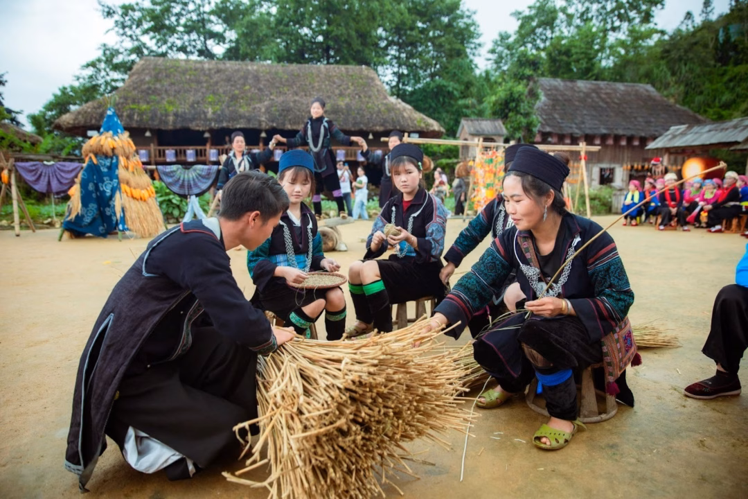 Lễ hội Xòe Fansipan: Khám phá văn hóa độc đáo Tây Bắc tại Sun World Fansipan Legend Bên cạnh các nghi lễ và trình diễn nghệ thuật, Lễ hội Xòe Bản Mây còn là dịp để du khách gặp gỡ những nghệ nhân làng nghề truyền thống như làm hương, nấu rượu ngô, đan lát, thêu thùa, chế tác nhạc cụ dân tộc…