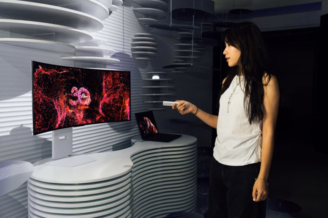 LG trình diện “The Art-ffection” – Nơi công nghệ gắn kết nghệ thuật Một bạn trẻ thử màn hình máy tính tại không gian "Thấu cảm".