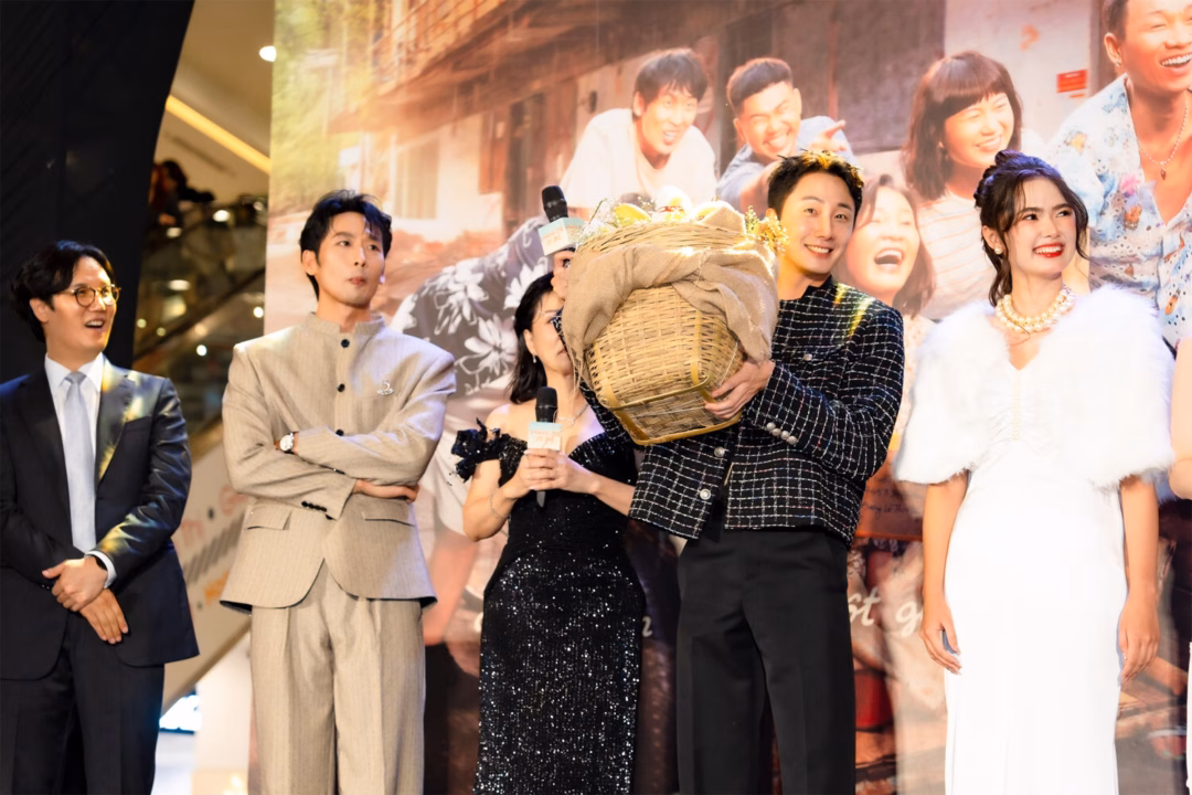 Diễn viên Park Hae Jin cùng các bạn mua hơn 20kg xoài khi tới Nha Trang. Ảnh: Instagram nhân vật