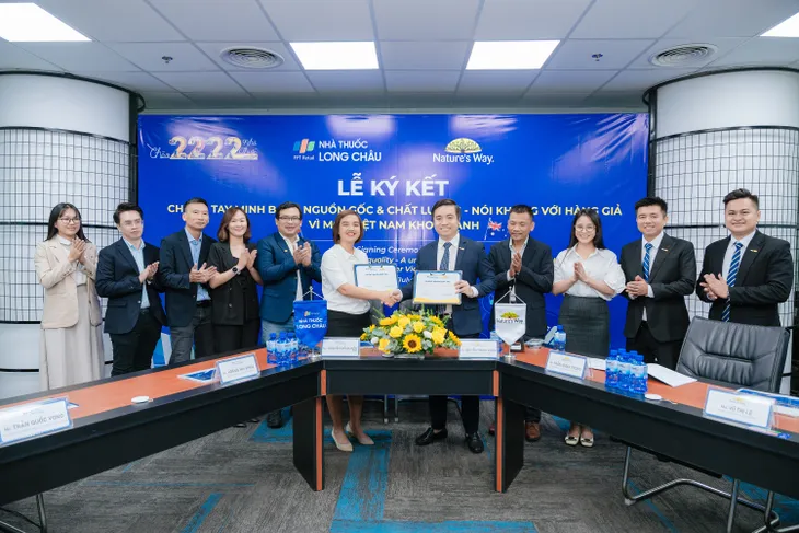 Long Châu khởi động Liên minh minh bạch để đảm bảo chất lượng sản phẩm chăm sóc sức khỏe Đại diện Nature's Way - Úc cùng nhà thuốc Long Châu tại sự kiện.