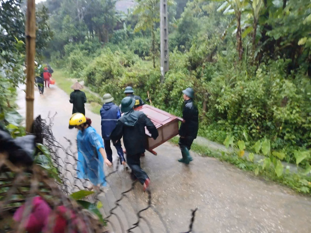 Lũ quét tàn phá miền núi Nghệ An, nhiều nhà dân bị ngập mái Người dân xã miền núi ở Nghệ An tất tả chạy lũ. Ảnh: BĐBP