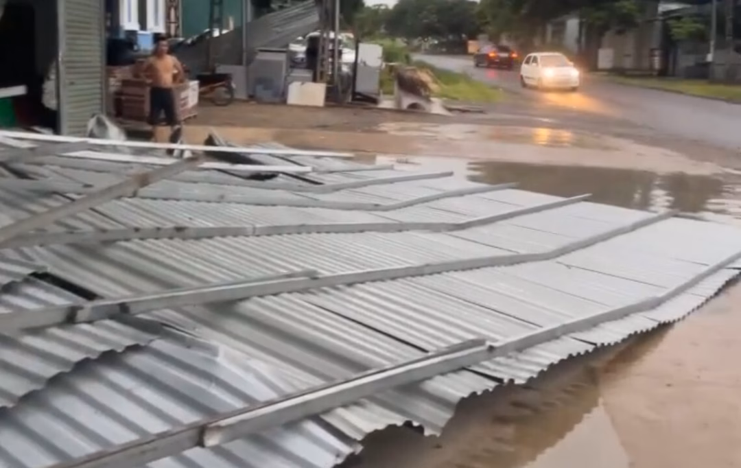 Mái tôn bay trong cơn giông giết người đàn ông 60 tuổi