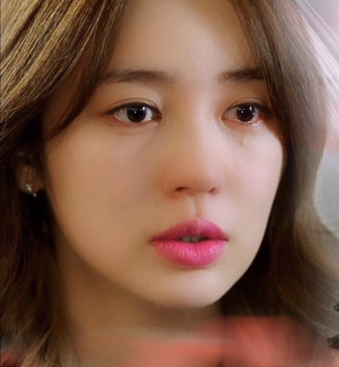 Màu son này đã tôn lên vẻ đẹp dịu dàng, ngây thơ nhưng không kém phần sang trọng của Yoon Eun Hye, khiến người xem không thể rời mắt.