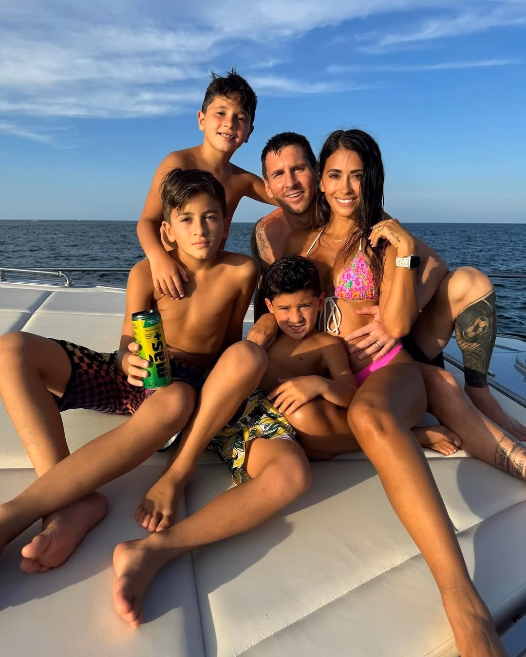 Khi không bận thi đấu, Messi thường đưa bố mẹ, vợ con đi nghỉ dưỡng. Nhiều nguồn tin cho biết gia đình sao dự kiến trở lại Barcelona sinh sống sau khi Messi giải nghệ.