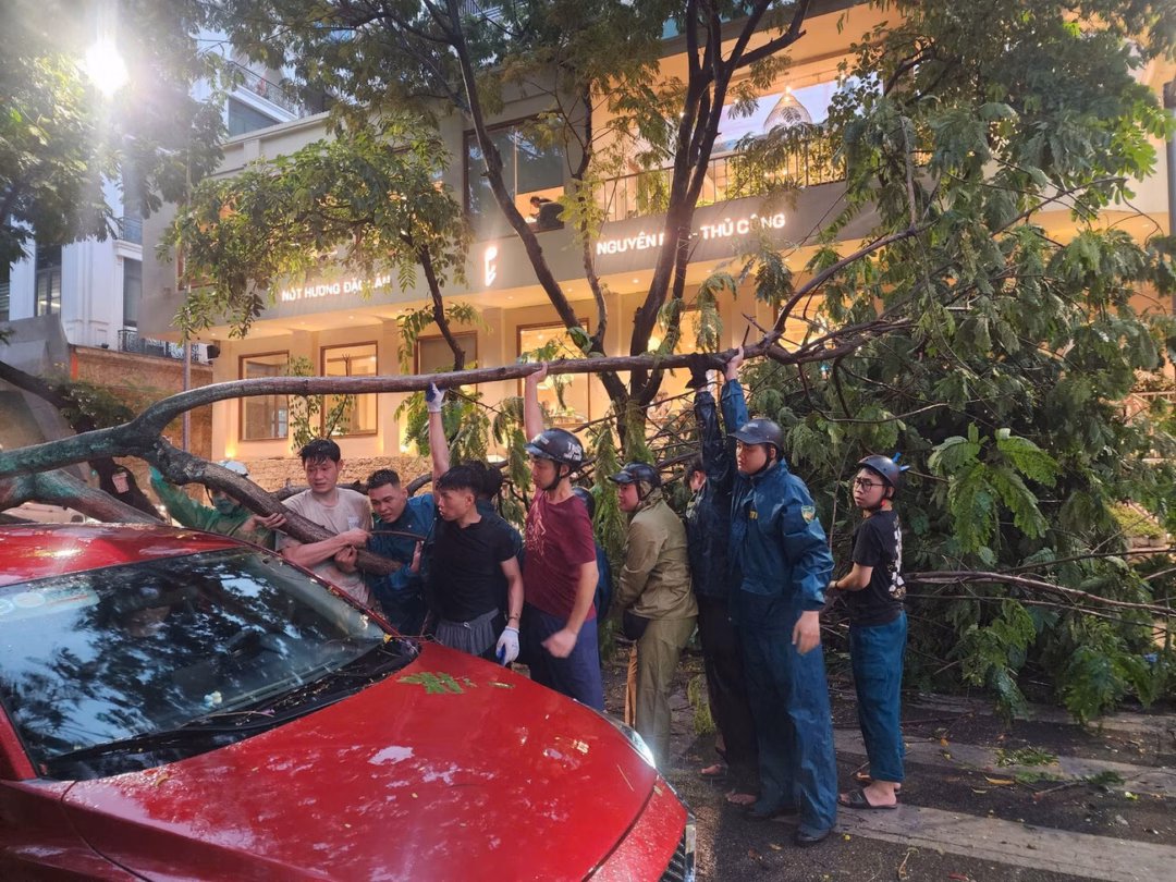 Miền Bắc xuất hiện mưa dông siêu mạnh, nguy hiểm cho người dân và giao thông