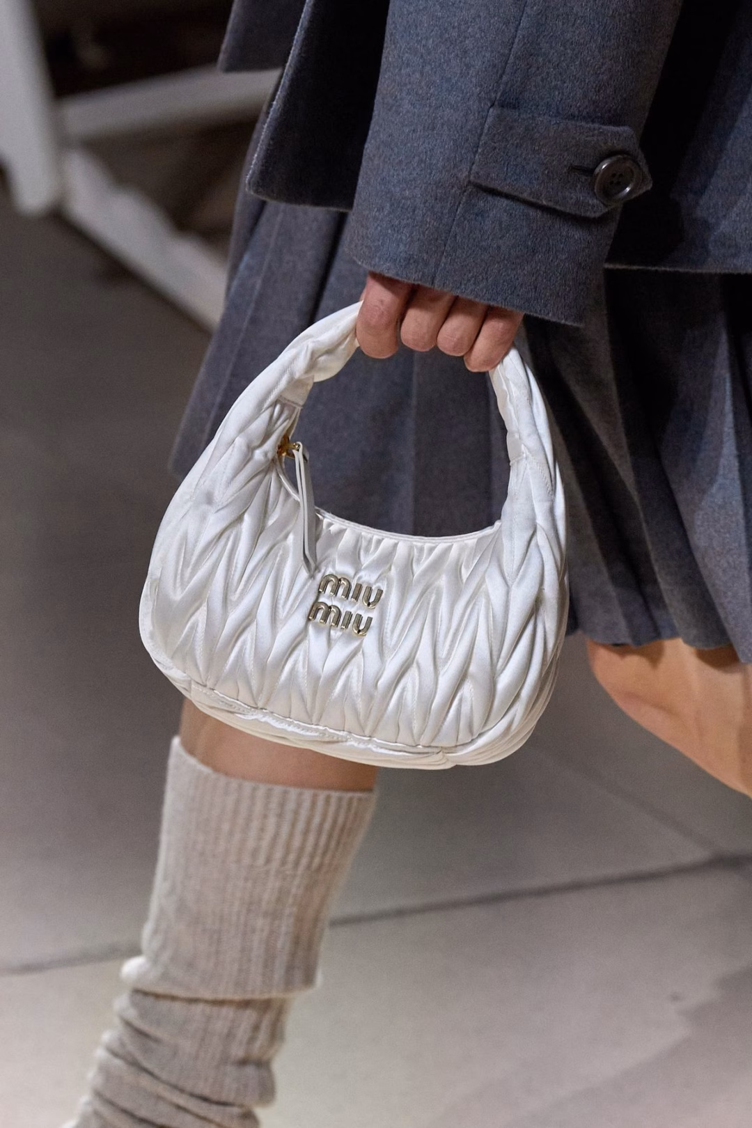 Chiến dịch quảng bá túi Miu Miu Wander Bag của hãng thành công đến mức được hàng loạt influencer từ châu Âu đến châu Á diện trong các sự kiện thời trang, street style shoot hoặc video unboxing sang chảnh.
