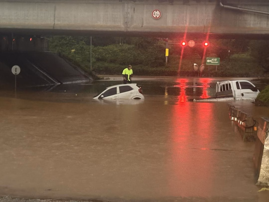 Mưa kỷ lục tại Hàn Quốc, 2 người chết và hàng nghìn người sơ tán