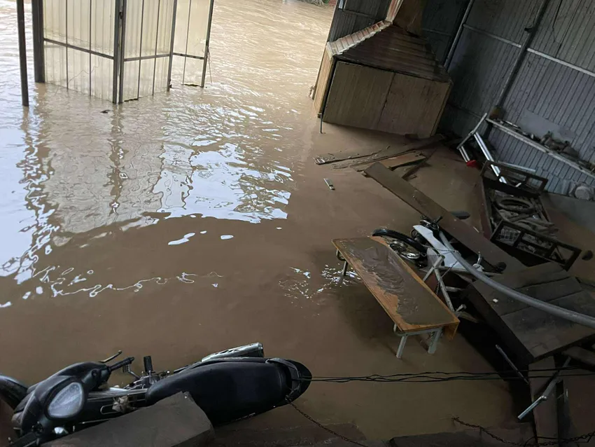 Mưa lũ lịch sử ở Nghệ An: Thiệt hại lớn về người và tài sản Nhiều tài sản của người dân xã Mường Xén hư hỏng. Ảnh: HUYỀN MY.