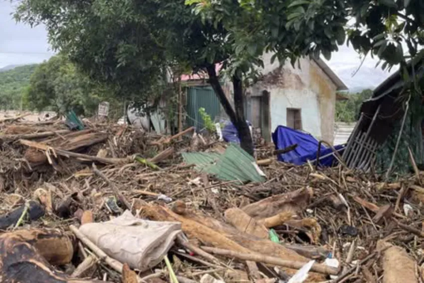 Mưa lũ lịch sử ở Nghệ An: Thiệt hại lớn về người và tài sản Lũ quét qua để lại nhiều rác, gốc cây.