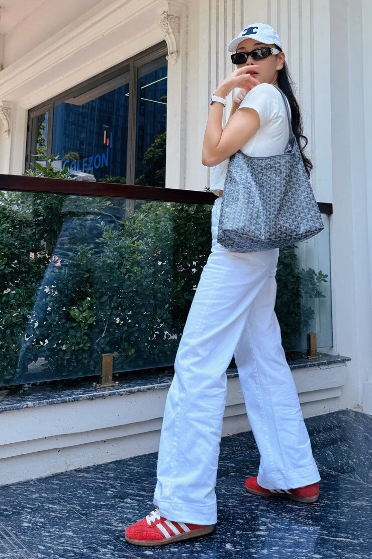 Mỹ Linh và Phương Oanh đeo đồng hồ 1,3 tỷ của Patek Philippe Hồi làm biên tập viên cho Đài truyền hình Việt Nam, Đỗ Mỹ Linh thường chưng diện mẫu đồng hồ hơn một tỷ đồng lúc đi làm.