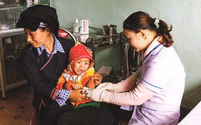 Nâng chế độ đãi ngộ cho nhân viên y tế thôn bản: Cần giải pháp toàn diện