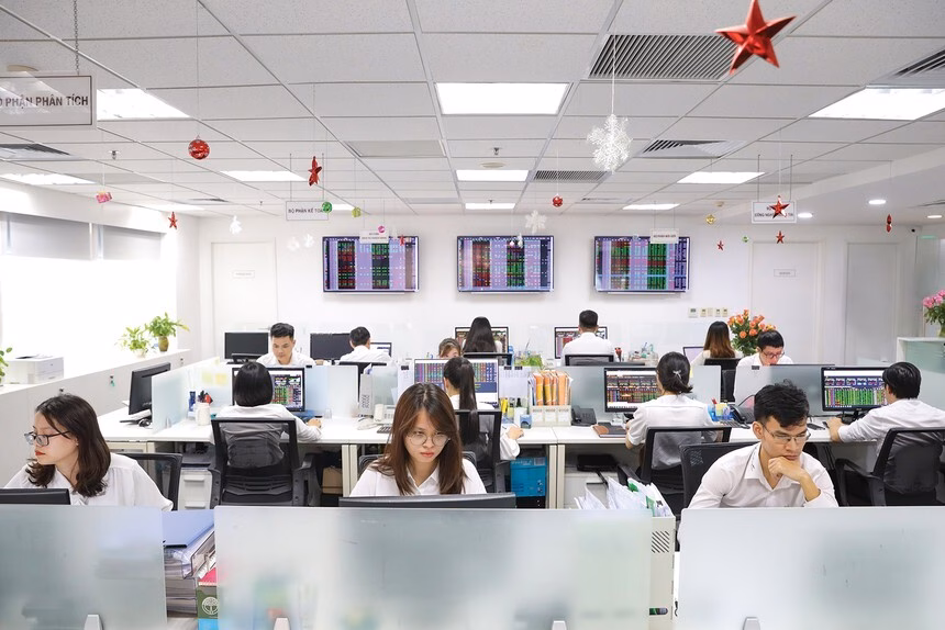 Nâng Hạng Thị Trường Chứng Khoán: Cơ Hội Cho Các Nhóm Ngành Hưởng Lợi