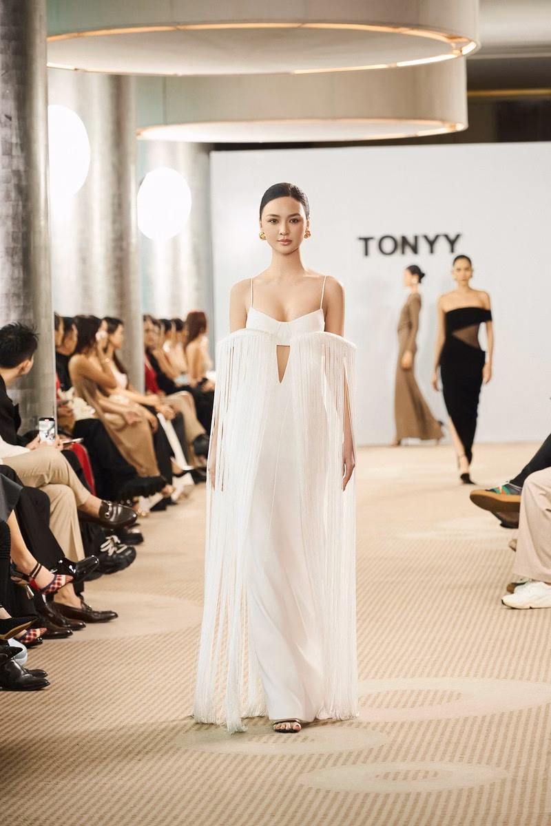 Trong 2 tuần lễ thời trang lớn của Việt Nam là Vietnam Couture Wedding Fest và Vietnam International Fashion Week, Á hậu Cẩm cho thấy những bước catwalk vững vàng và thần thái chuyên nghiệp.