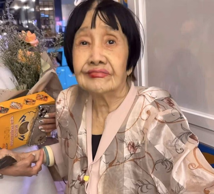 Nghệ sĩ Kim Lệ Thủy bán vé số sau tai biến và những ước mơ dang dở