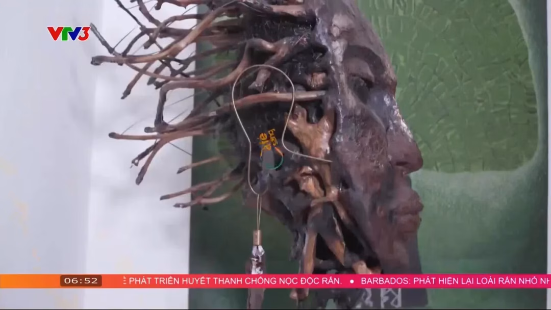 Nghệ sĩ Nigeria biến rễ cây bỏ đi thành tác phẩm độc đáo