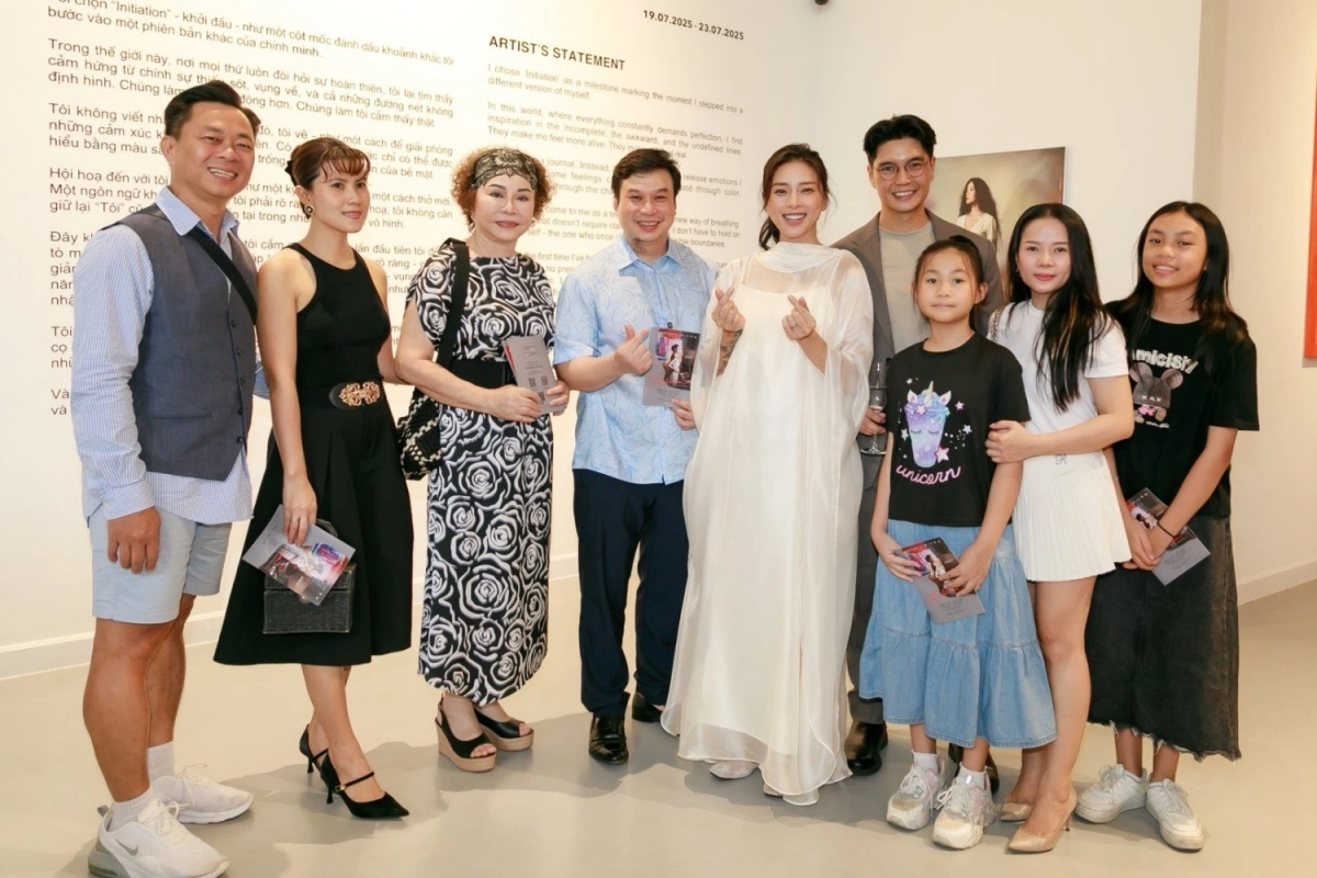 Mẹ Ngô Thanh Vân (thứ ba từ trái qua) cho biết yên tâm khi con mang thai vì Huy Trần luôn túc trực chăm sóc. Khi được Ngô Thanh Vân thông báo tin vui, bà khóc bởi hiểu rõ chặng đường tìm con vất vả của cô.