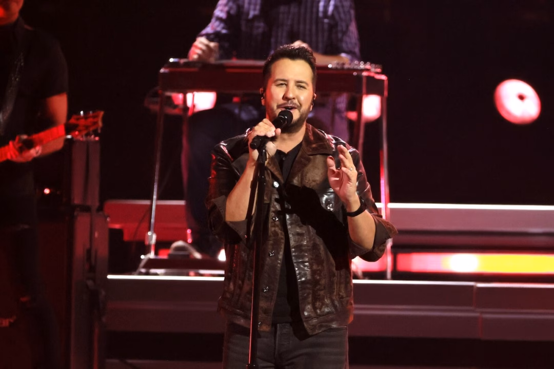 Ngôi sao nhạc đồng quê bị vật thể bay đập mặt trên sân khấu