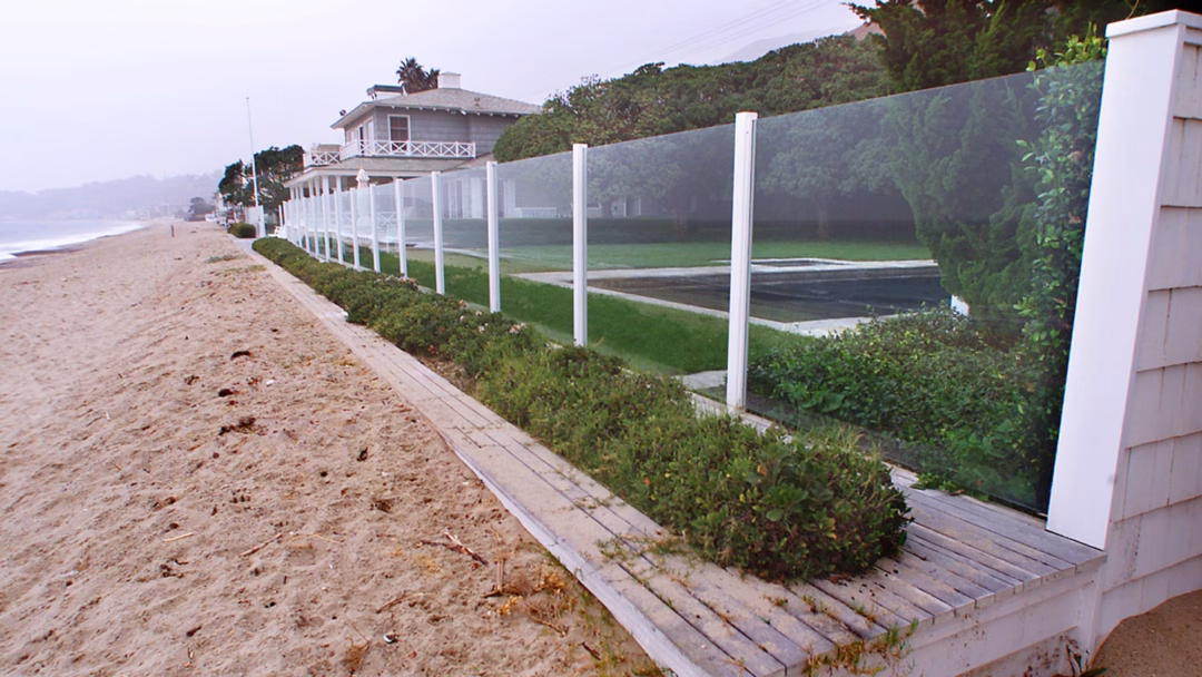 Ngôi sao nổi tiếng kiện cảnh sát vì để người lạ xâm nhập vào nhà riêng David Geffen's sprawling compound on a stretch of sand called Carbon Beach was the source of controversy in Malibu for nearly two decades.