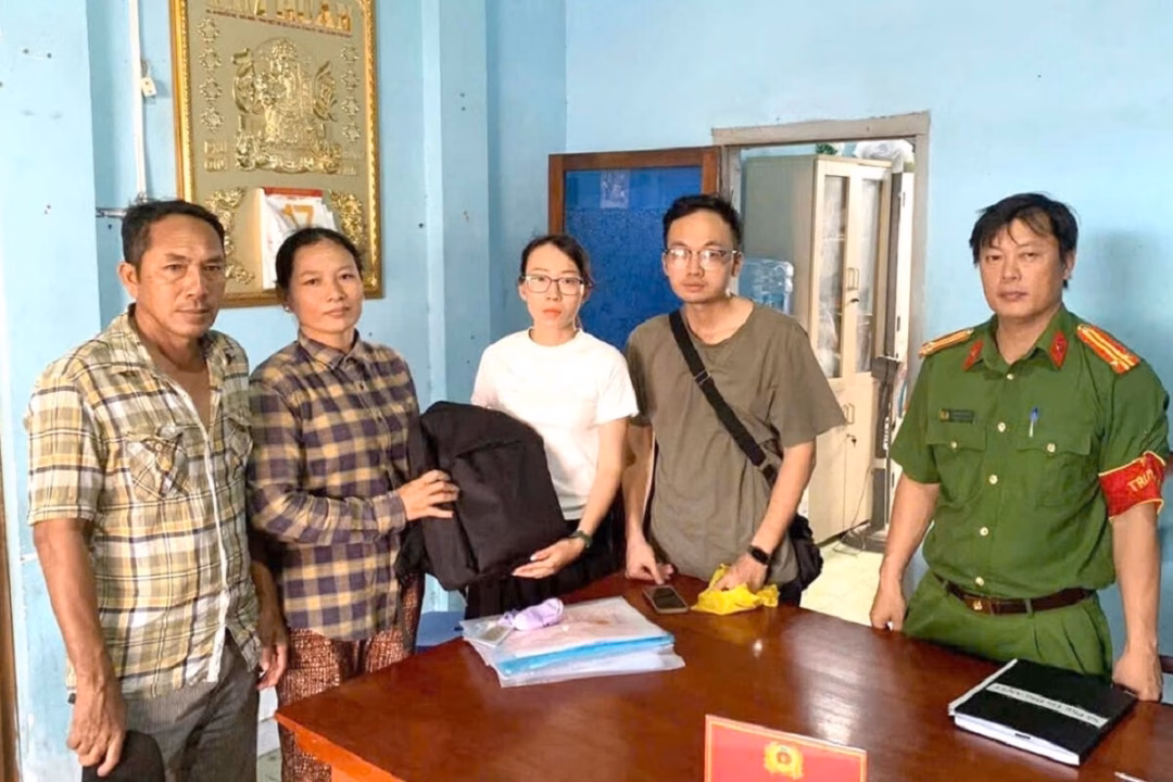 Người phụ nữ Lâm Đồng trả lại ba lô chứa vàng trị giá gần 200 triệu cho người đánh rơi