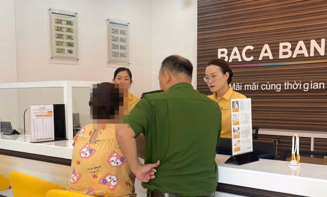 Nhân viên ngân hàng và công an ‘phối hợp’ ngăn lừa đảo trăm triệu đồng