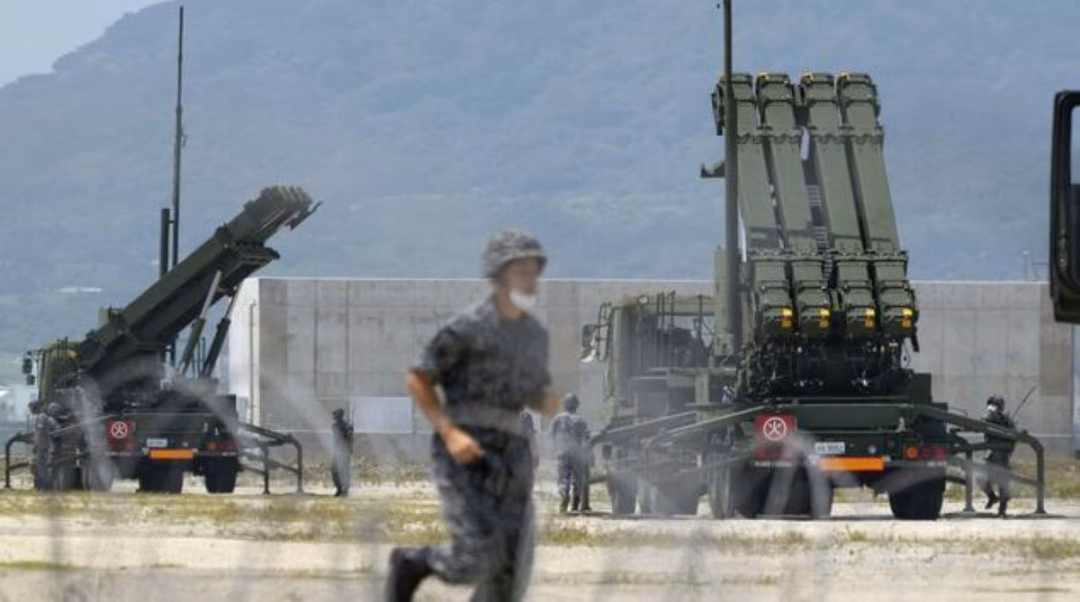 Các tên lửa đánh chặn Patriot Advanced Capability-3 của Lực lượng Phòng vệ Trên không Nhật Bản được chụp vào ngày 2/6/2023 tại khu đất lấn biển trên đảo Ishigaki, thuộc tỉnh đảo Okinawa ở phía nam Nhật Bản. (Nguồn: Kyodo)