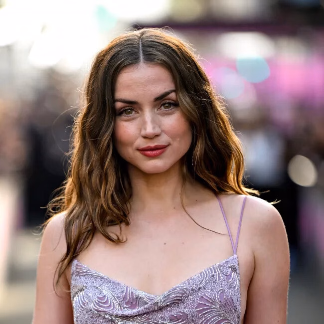 Nữ diễn viên Ana de Armas tận hưởng cuộc sống bình yên ở thị trấn nhỏ