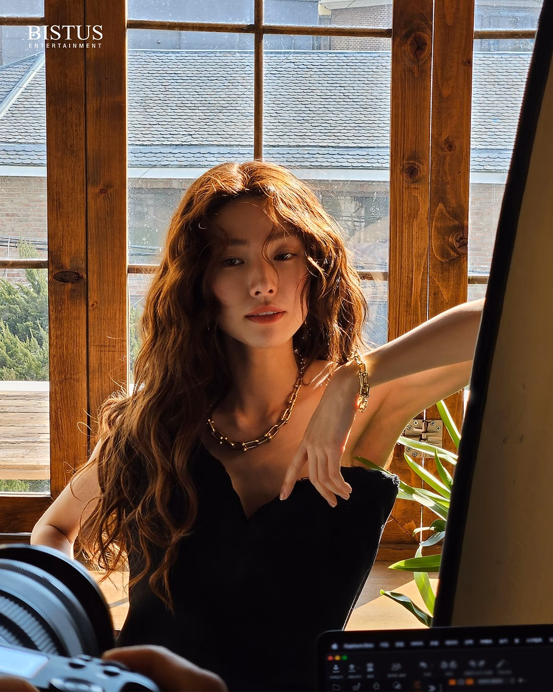 Ha Young quảng bá trang sức Tiffany & Co. trên Dazed Korea mới đây. Khả năng bắn ảnh điêu luyện khiến nữ diễn viên cực kỳ cuốn hút trong vai trò người mẫu.