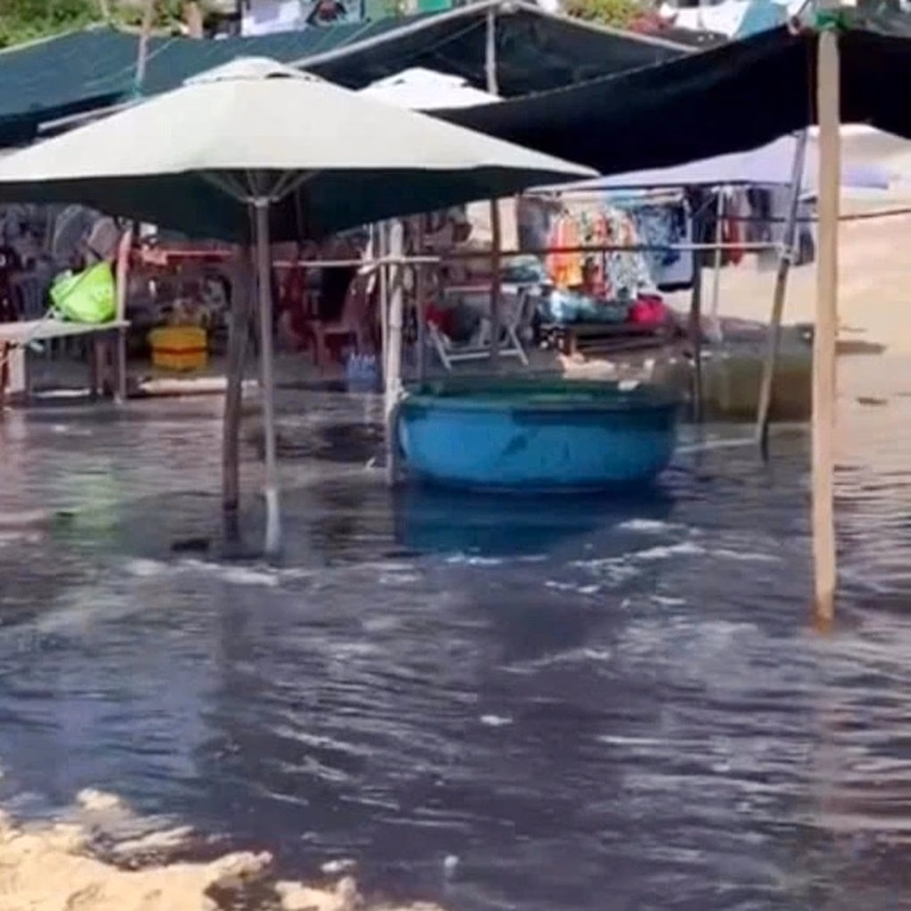 Nước thải đen ngòm tràn ra biển, chính quyền họp tìm giải pháp khẩn Tình trạng ô nhiễm môi trường nếu không được kiểm soát sẽ làm giảm sức hút của điểm đến, ảnh hưởng đến sinh kế người dân