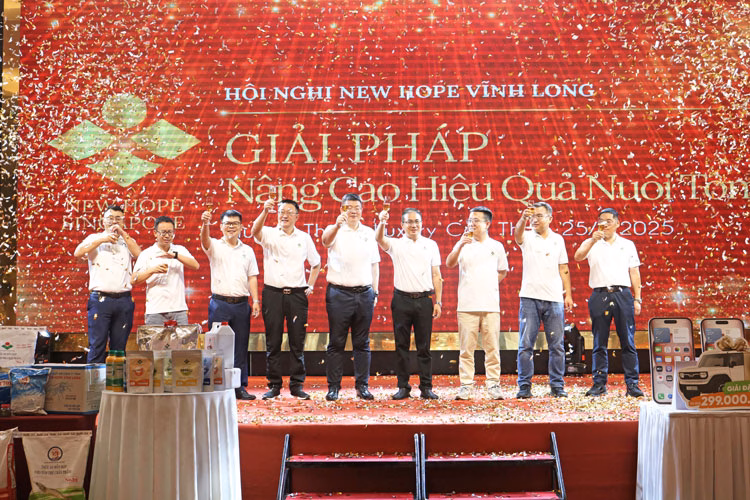 Nuôi tôm khỏe, ít bệnh với giải pháp toàn diện từ New Hope Vĩnh Long