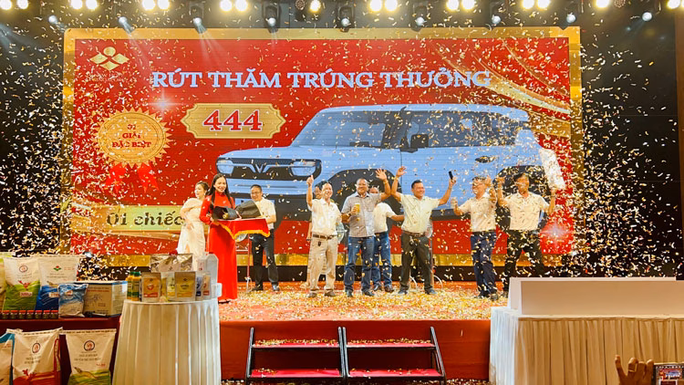 Nuôi tôm khỏe, ít bệnh với giải pháp từ New Hope Vĩnh Long