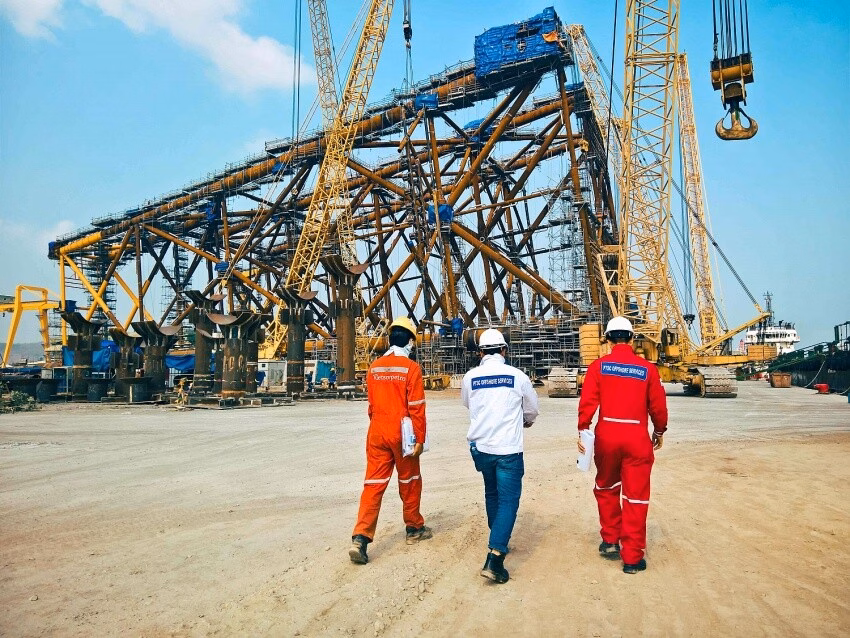 Petrovietnam: Thi đua yêu nước là động lực vượt qua thách thức Người lao động Petrovietnam làm việc trên giàn khoan.