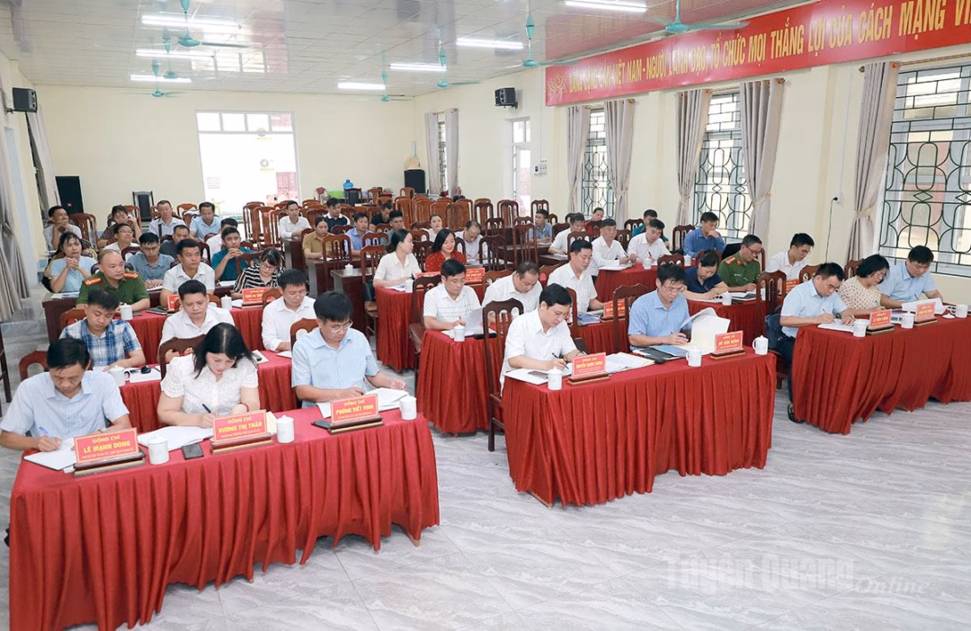 Các đại biểu dự buổi làm việc của Phó Chủ tịch UBND tỉnh Hoàng Gia Long với Đảng ủy các xã Thanh Thủy và Lao Chải. Ảnh: Phi Anh