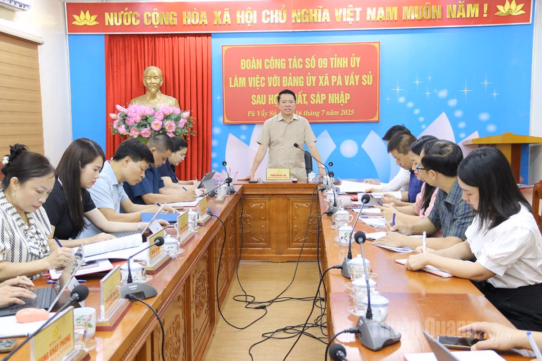 Đồng chí Trần Mạnh Lợi phát biểu chỉ đạo tại buổi làm việc với Đảng uỷ xã Pà Vầy Sủ. Ảnh: Kim Ngọc