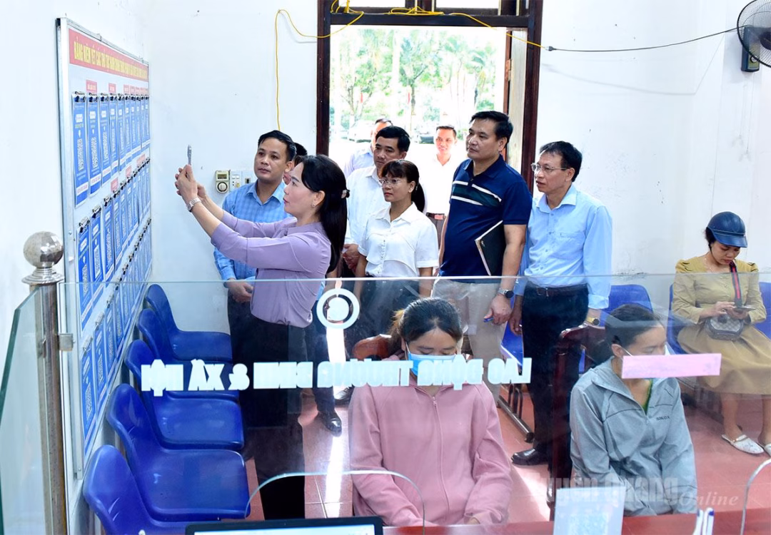 Đoàn công tác kiểm tra tại Trung tâm phục vụ hành chính công xã Bình Xa. Ảnh: Lý Thịnh
