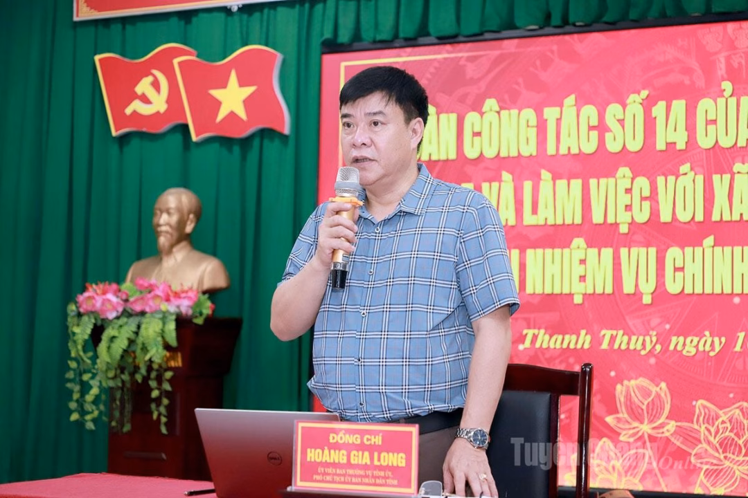 Trưởng ban Tuyên giáo và Dân vận Tỉnh uỷ Trần Mạnh Lợi tặng quà cho gia đình chính sách, người có công xã Trung Thịnh. Ảnh: Kim Ngọc