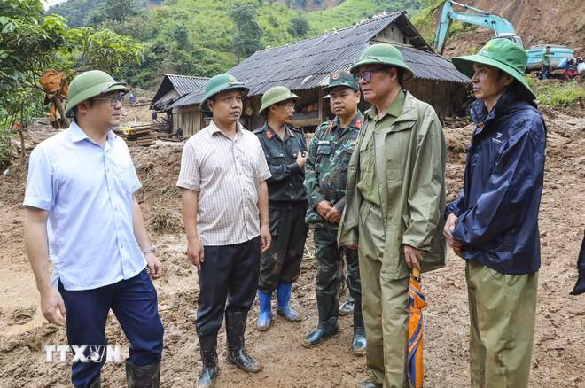 Phó Bí thư Tỉnh ủy Điện Biên Trần Tiến Dũng (thứ 2, từ trái sang) chỉ đạo khắc phục sạt lở, lũ quét tại bản Háng Pu Xi, xã Xa Dung. Ảnh: TTXVN