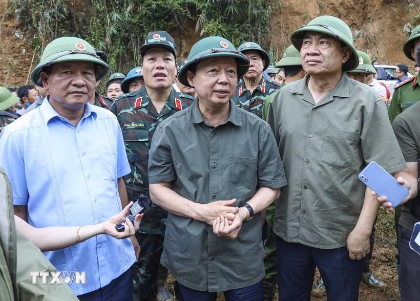 Phó Thủ tướng Trần Hồng Hà đến hiện trường chỉ đạo khắc phục hậu quả và trao quà, động viên người dân vùng lũ sớm ổn định cuộc sống. Ảnh: TTXVN