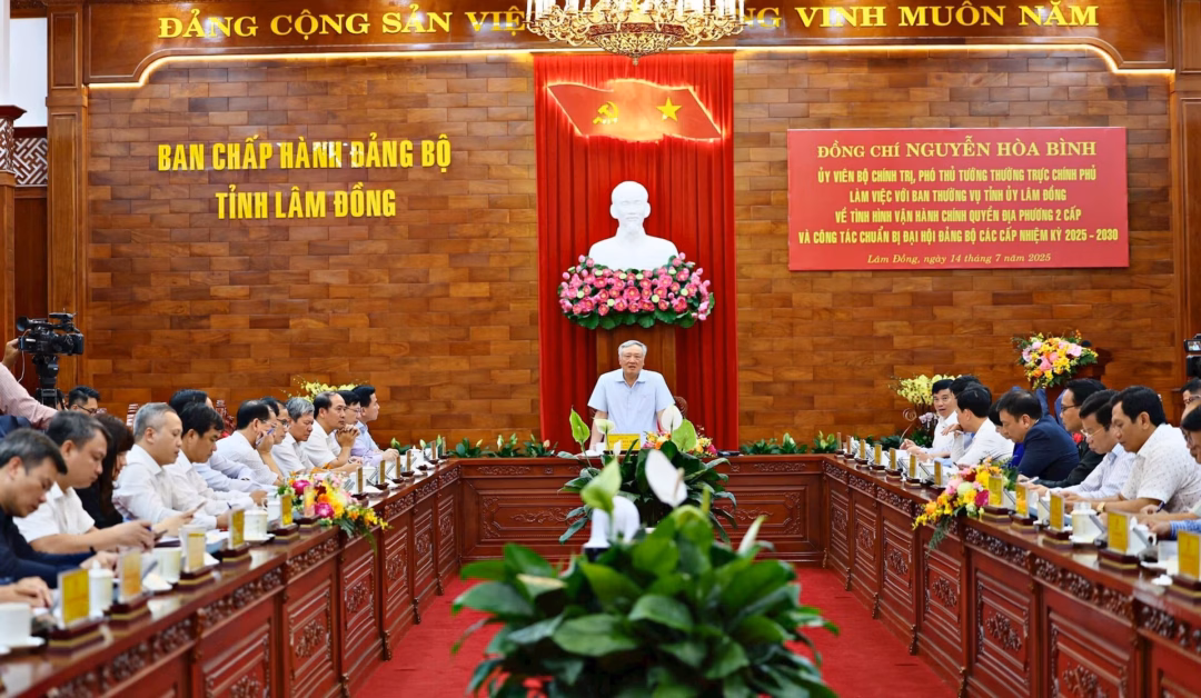 Phó Thủ tướng Nguyễn Hòa Bình: Lâm Đồng cần tập trung chuẩn bị Đại hội Đảng bộ tỉnh thành công Phó Thủ tướng Thường trực Chính phủ Nguyễn Hòa Bình biểu dương nỗ lực của tỉnh Lâm Đồng đã đạt được trong công tác vận hành chính quyền địa phương 2 cấp