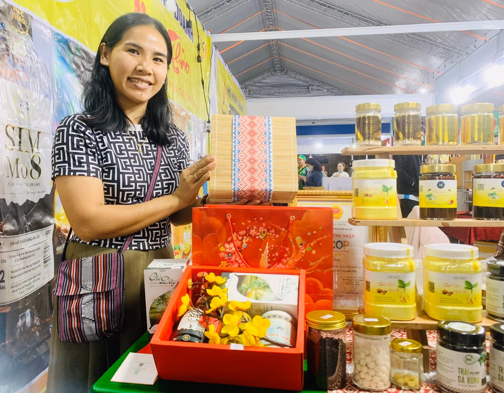 Khách hàng quan tâm đến sản phẩm nụ quế của chị Mơ. Ảnh: Thảo Khuy