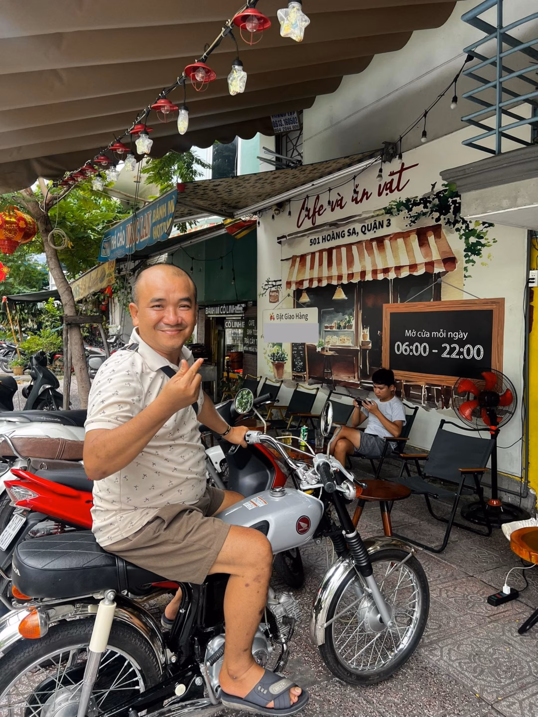 Quán cà phê ế ẩm bất ngờ ‘nổ đơn’ nhờ bài đăng viral Anh Huy Phong