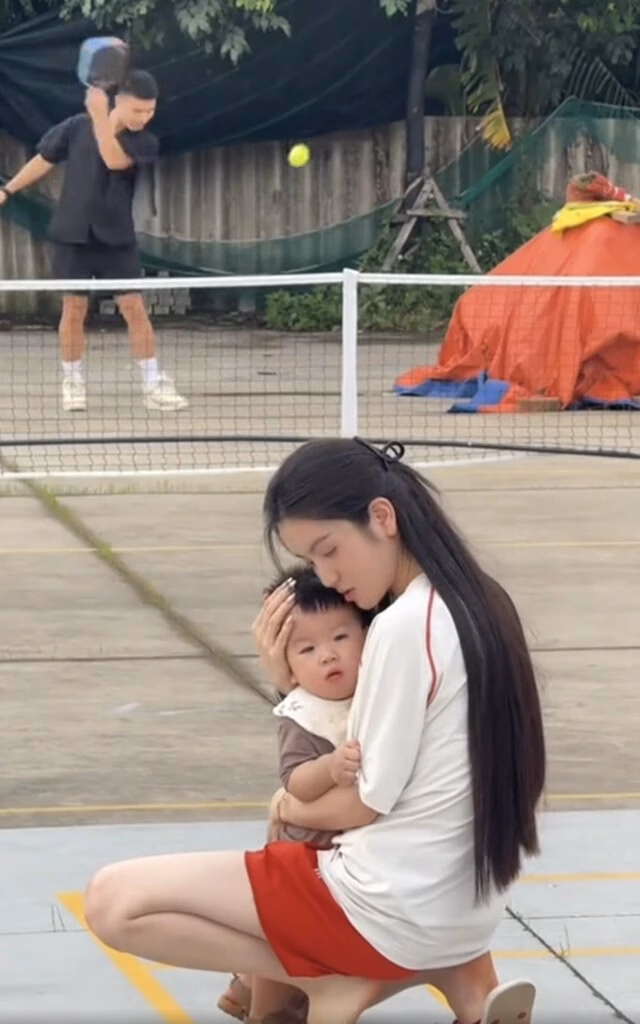 Quang Hải và gia đình ‘trẻ trung’ khiến CĐV mê mẩn vì những phút giây vui vẻ bên nhau