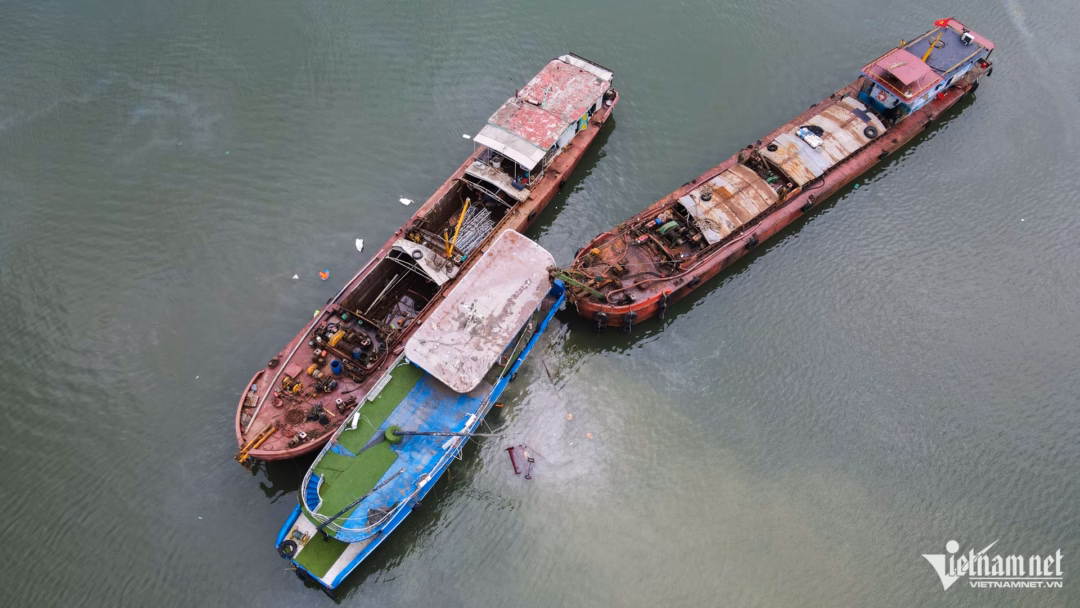 Tàu Vịnh Xanh 58 được lai dắt vào bờ. Ảnh: Thạch Thảo