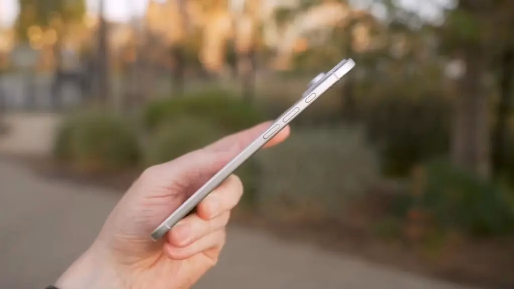 Rò rỉ hình ảnh iPhone 17 Pro màu cam, có gì mới?
