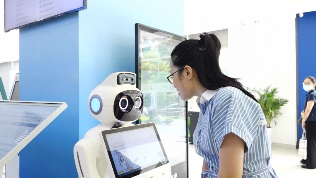 Robot lễ tân hỗ trợ người dân làm thủ tục hành chính từ 1/8