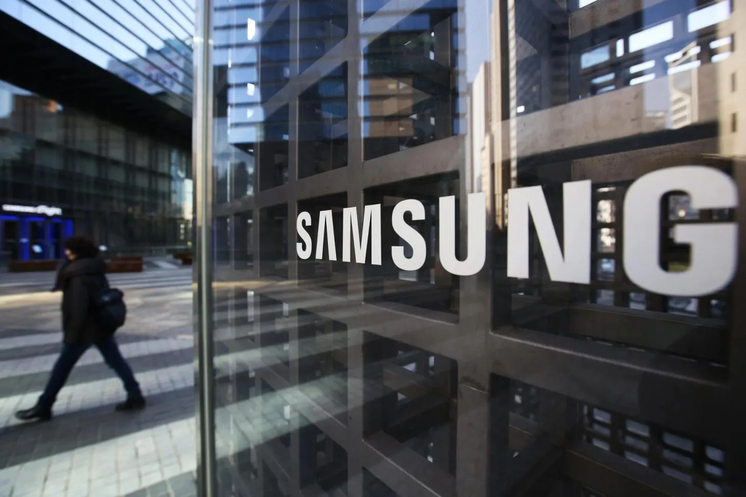 Samsung hé mở điện thoại gập ba và kính XR ra mắt năm 2025 Samsung xác nhận ra mắt điện thoại Tri-Fold và kính XR vào tháng 10/2025 1