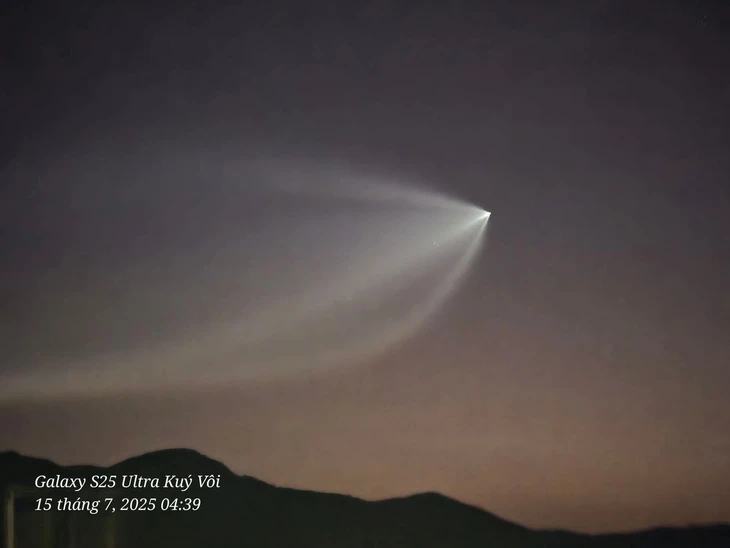 Vệt sáng được người dân chụp lại lúc 4h39 sáng nay - Ảnh: NCHMF