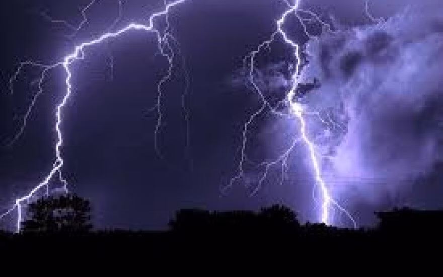 Sét đánh trúng, một phụ nữ tử vong khi đi xe máy trên đường ở Hà Nội