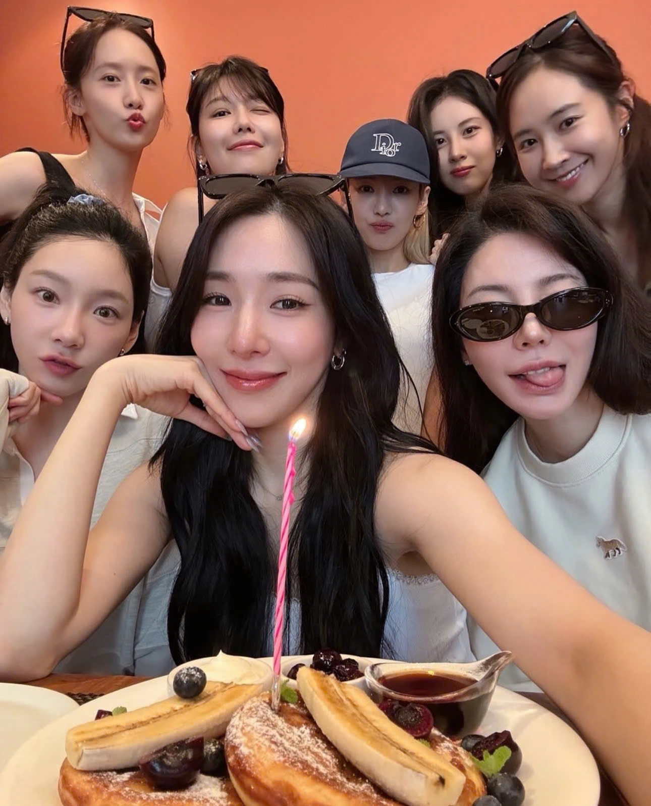 Dù hoạt động solo, các thành viên SNSD vẫn gắn bó như thuở ban đầu